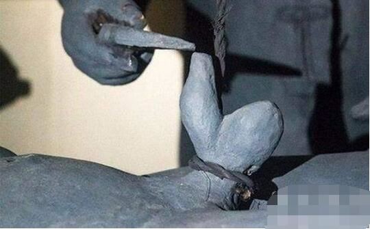 古代太监是割的什么部位,直接割JJ(也叫男子宫刑)