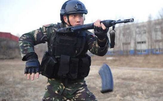 田明建单手换弹夹gif动图，老兵的战场实用技能