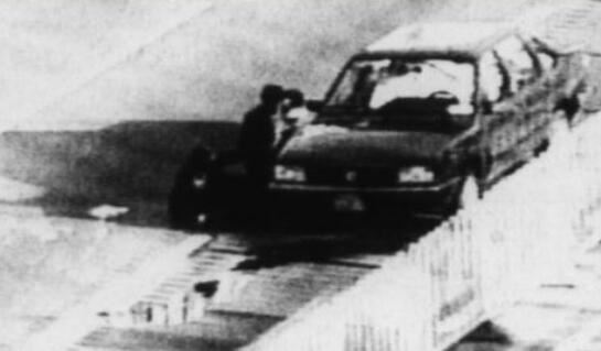 田明建单手换弹夹gif动图，老兵的战场实用技能