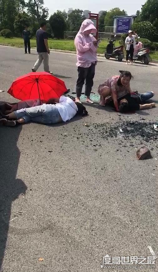 江苏淮安女司机试驾奥迪致人身亡，车辆翻滚三圈老公孩子被甩出车外