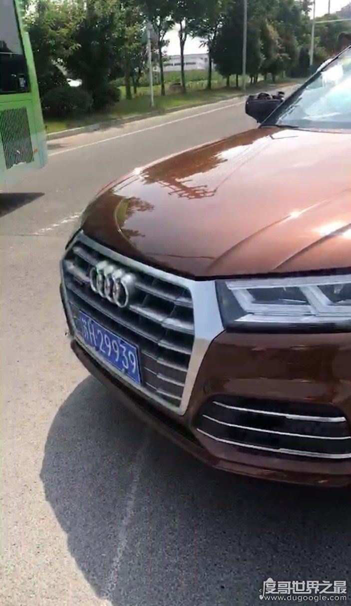 江苏淮安女司机试驾奥迪致人身亡，车辆翻滚三圈老公孩子被甩出车外