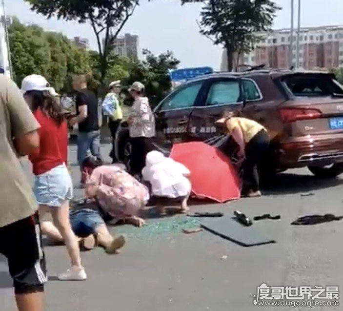 江苏淮安女司机试驾奥迪致人身亡，车辆翻滚三圈老公孩子被甩出车外