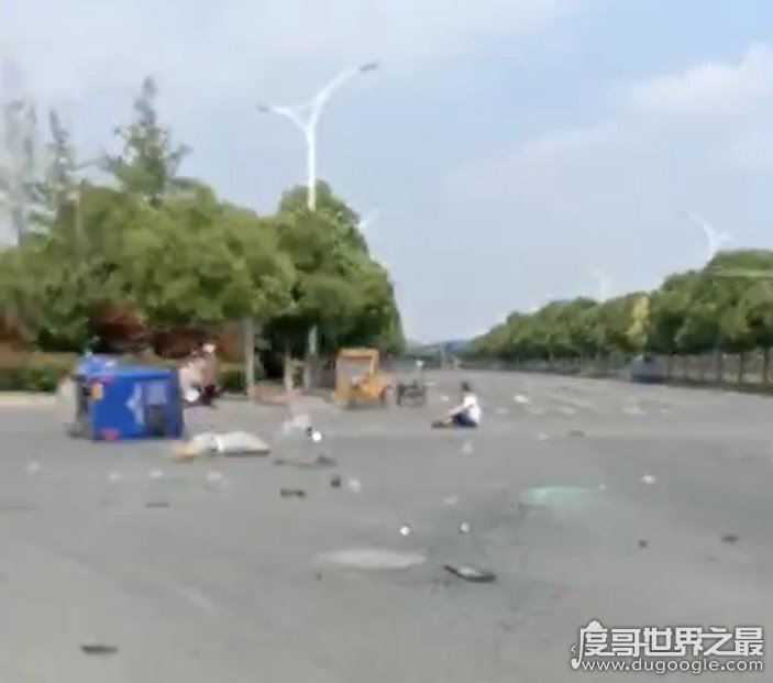 江苏淮安女司机试驾奥迪致人身亡，车辆翻滚三圈老公孩子被甩出车外