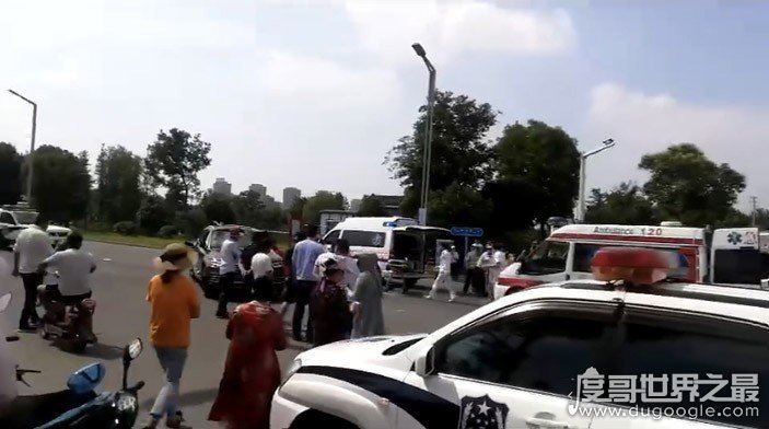 江苏淮安女司机试驾奥迪致人身亡，车辆翻滚三圈老公孩子被甩出车外