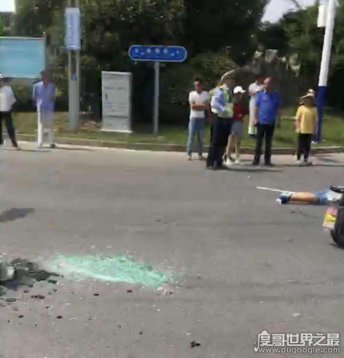 江苏淮安女司机试驾奥迪致人身亡，车辆翻滚三圈老公孩子被甩出车外