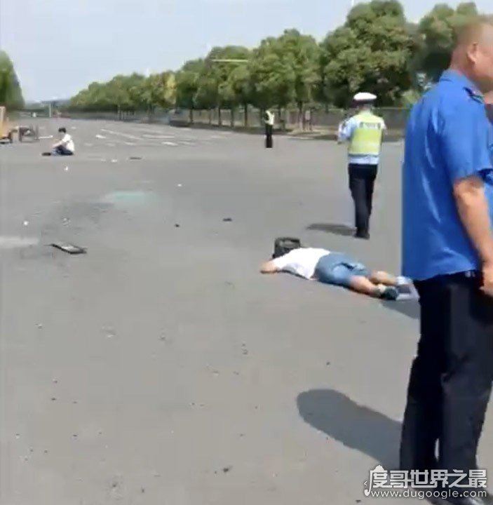 江苏淮安女司机试驾奥迪致人身亡，车辆翻滚三圈老公孩子被甩出车外