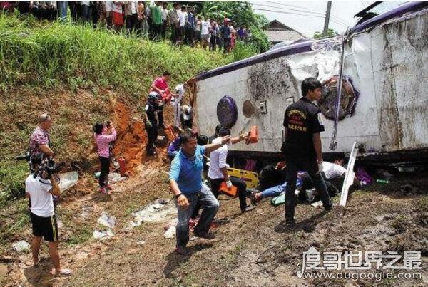 马来西亚中国游客大巴翻覆，16名游客被困车内(已全部救出)