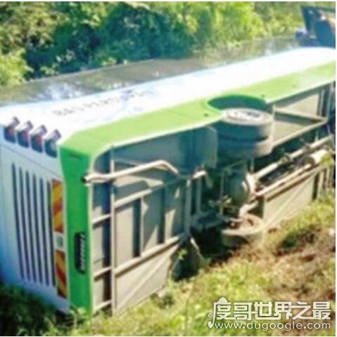 马来西亚中国游客大巴翻覆，16名游客被困车内(已全部救出)