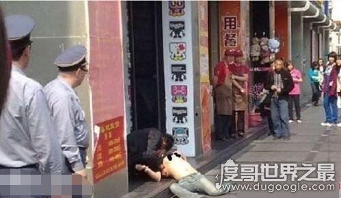 大街惊现舔奶门，大庭广众之下强吻醉酒女并舔奶