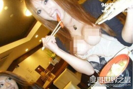 大街惊现舔奶门，大庭广众之下强吻醉酒女并舔奶