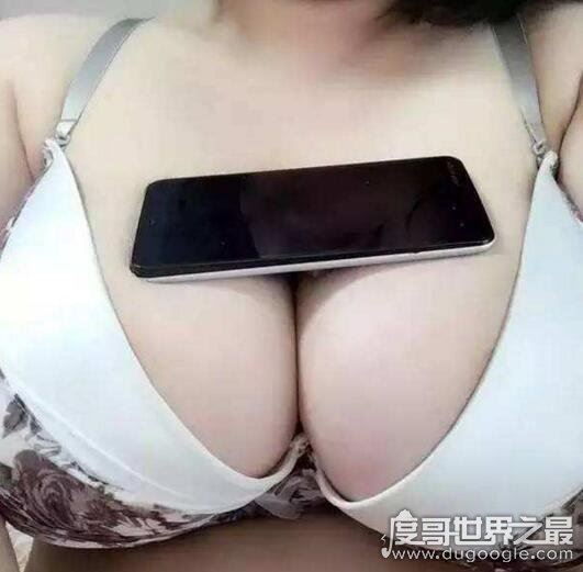 大街惊现舔奶门,大庭广众之下强吻醉酒女并舔奶