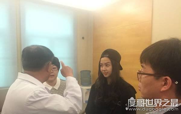 angelababy整容前方脸塌鼻梁厚嘴唇，前后照片大对比
