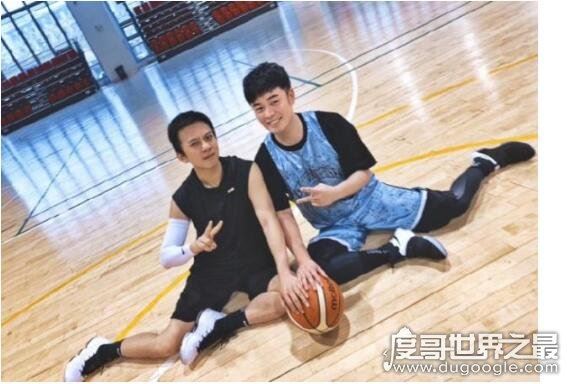 邓超曝陈赫体重有218斤，陈赫晒两人打篮球照片回怼邓超年纪