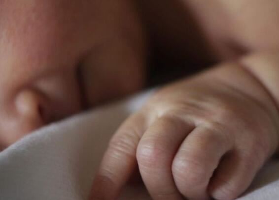 世界上10位最小的妈妈排名，秘鲁琳娜·梅迪纳5岁就当妈