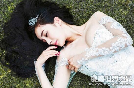 杨幂胸围激增至E罩大奶，娇俏少女如今变性感少妇