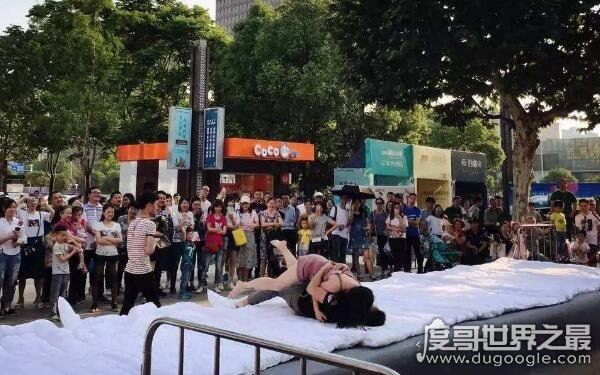 网络热词滚床单火了，滚床单什么意思（古今寓意不同）