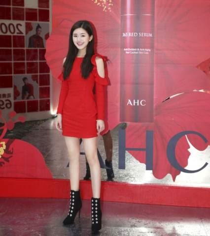 赵露思真实身高多高，和丁禹兮站在一起一目了然（官方身高163）