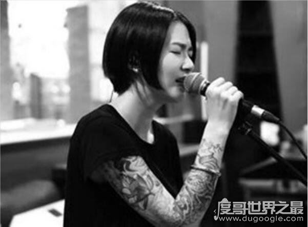 谭维维纹身，布满手臂和后背惹争议(每一个纹身都有独特的意义)