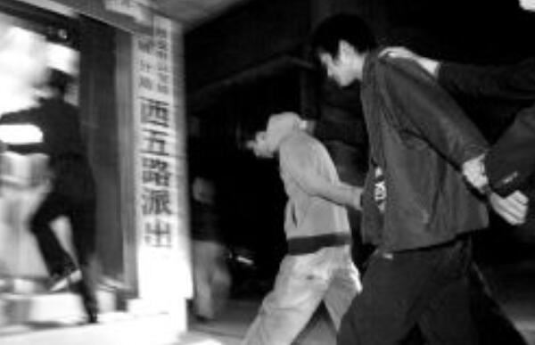 奶西村少年暴力事件，16岁少年被群殴施暴者竟从轻处罚