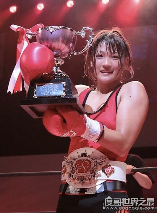 世界上最年轻女拳王，久保田玲奈(18岁获女拳赛世界冠军)
