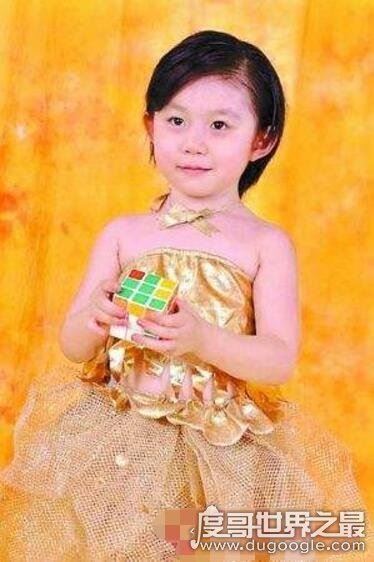 世界上最年轻的魔方复原者,中国谢恩希(3岁零4个月)