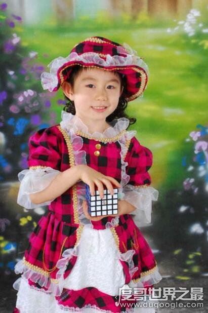 世界上最年轻的魔方复原者,中国谢恩希(3岁零4个月)
