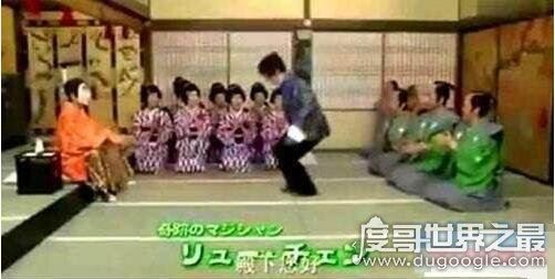 刘谦跪拜日本天皇事件真相，全是翻译惹的祸