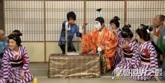 刘谦跪拜日本天皇事件真相，全是翻译惹的祸