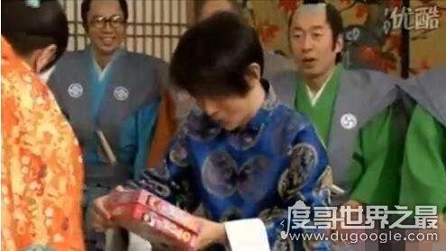 刘谦跪拜日本天皇事件真相，全是翻译惹的祸