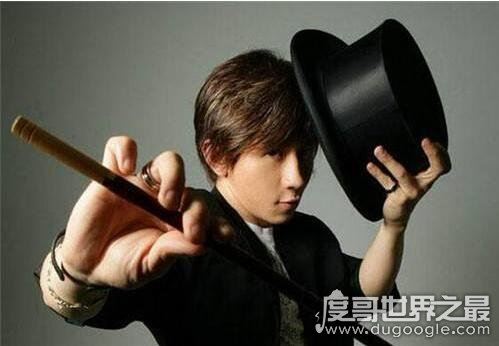 刘谦跪拜日本天皇事件真相，全是翻译惹的祸