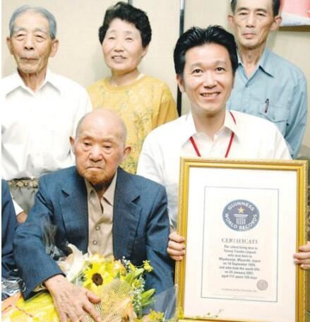 目前世界上寿命最长的人，中国阿丽米罕老人(131岁)