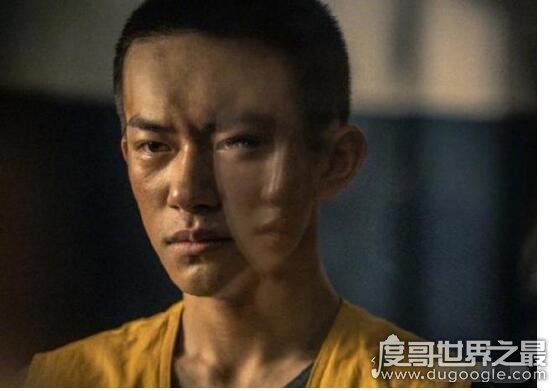 易烊千玺囚服剧照,寸头囚服的造型给人一种悲伤压抑的感觉