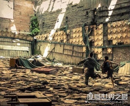 易烊千玺囚服剧照,寸头囚服的造型给人一种悲伤压抑的感觉