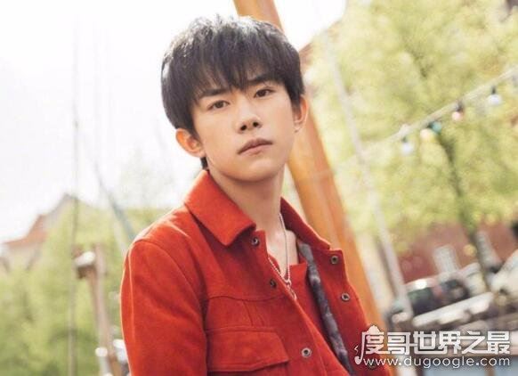 易烊千玺囚服剧照，寸头囚服的造型给人一种悲伤压抑的感觉