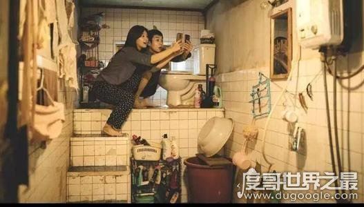 寄生虫删减的是哪段，富人夫妇在沙发亲热片段(对影片影响不大)