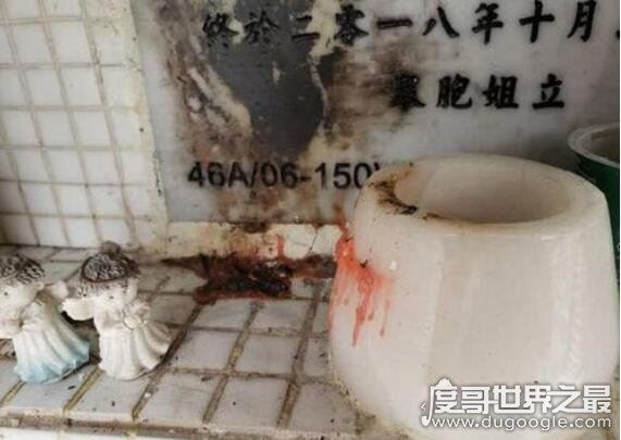 蓝洁瑛墓碑被熏黑的真相，被粉丝烧纸祭拜给熏黑(现场图)