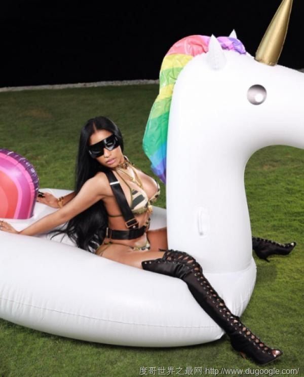 麻辣妮琪米娜MV现场直接裸胸尺度超大