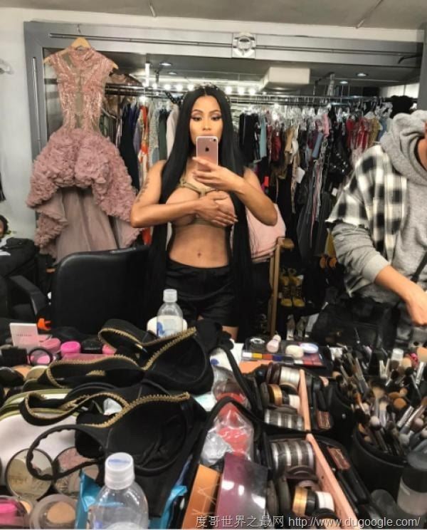 麻辣妮琪米娜MV现场直接裸胸尺度超大