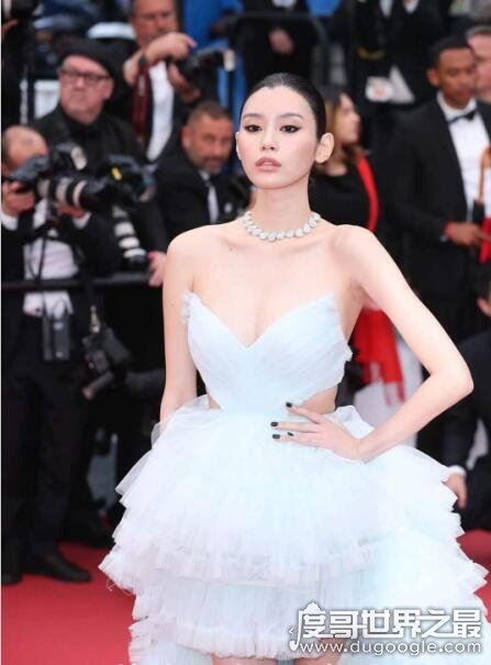 奚梦瑶腰部赘肉凸起明显，何猷君家伙食太好(网友称幸福肥)