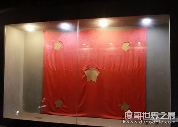 我们也有一面五星红旗是谁写的,是白公馆平二层难友集体创作的