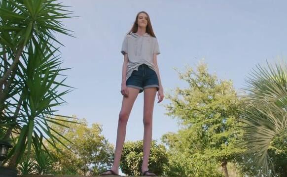 世界上腿最长的美女,16岁女孩马西·柯林(腿长1.35米)