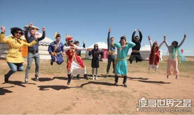 蒙汉情深何忍别天涯碧草话斜阳的意思，出自老舍《草原》