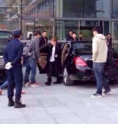 郭敬明身高多少，真实身高对比图(不到一米五)