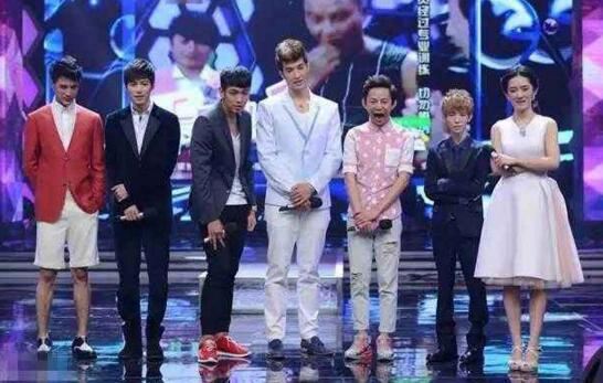 郭敬明身高多少，真实身高对比图(不到一米五)