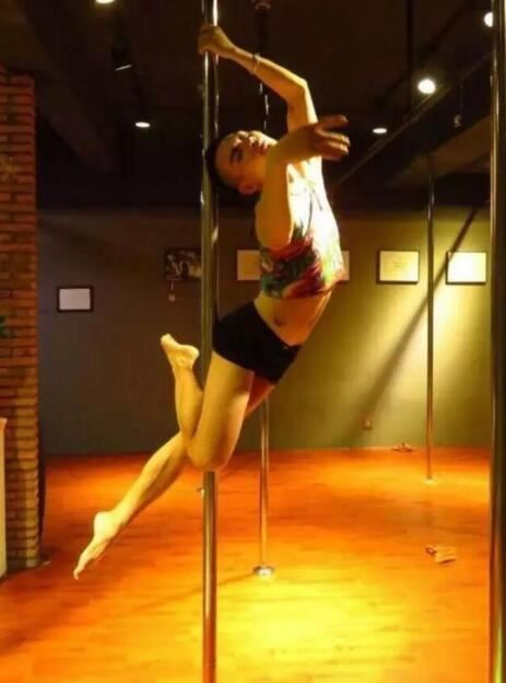 深圳超级男神西红士走红，穿漏洞丁字内裤被称中国第一骚王