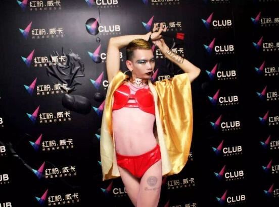 深圳超级男神西红士走红，穿漏洞丁字内裤被称中国第一骚王