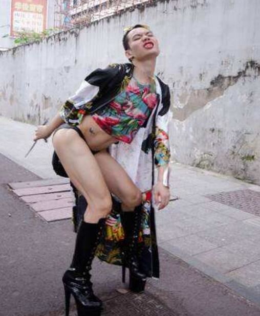 深圳超级男神西红士走红，穿漏洞丁字内裤被称中国第一骚王