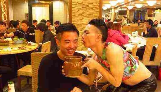 深圳超级男神西红士走红，穿漏洞丁字内裤被称中国第一骚王