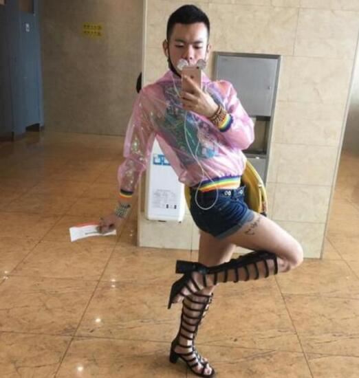 深圳超级男神西红士走红，穿漏洞丁字内裤被称中国第一骚王