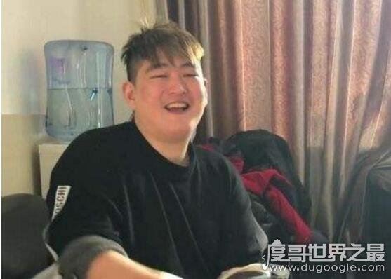 赵本山儿子200斤了，已开始减肥瘦身之路(颜值还是很高)